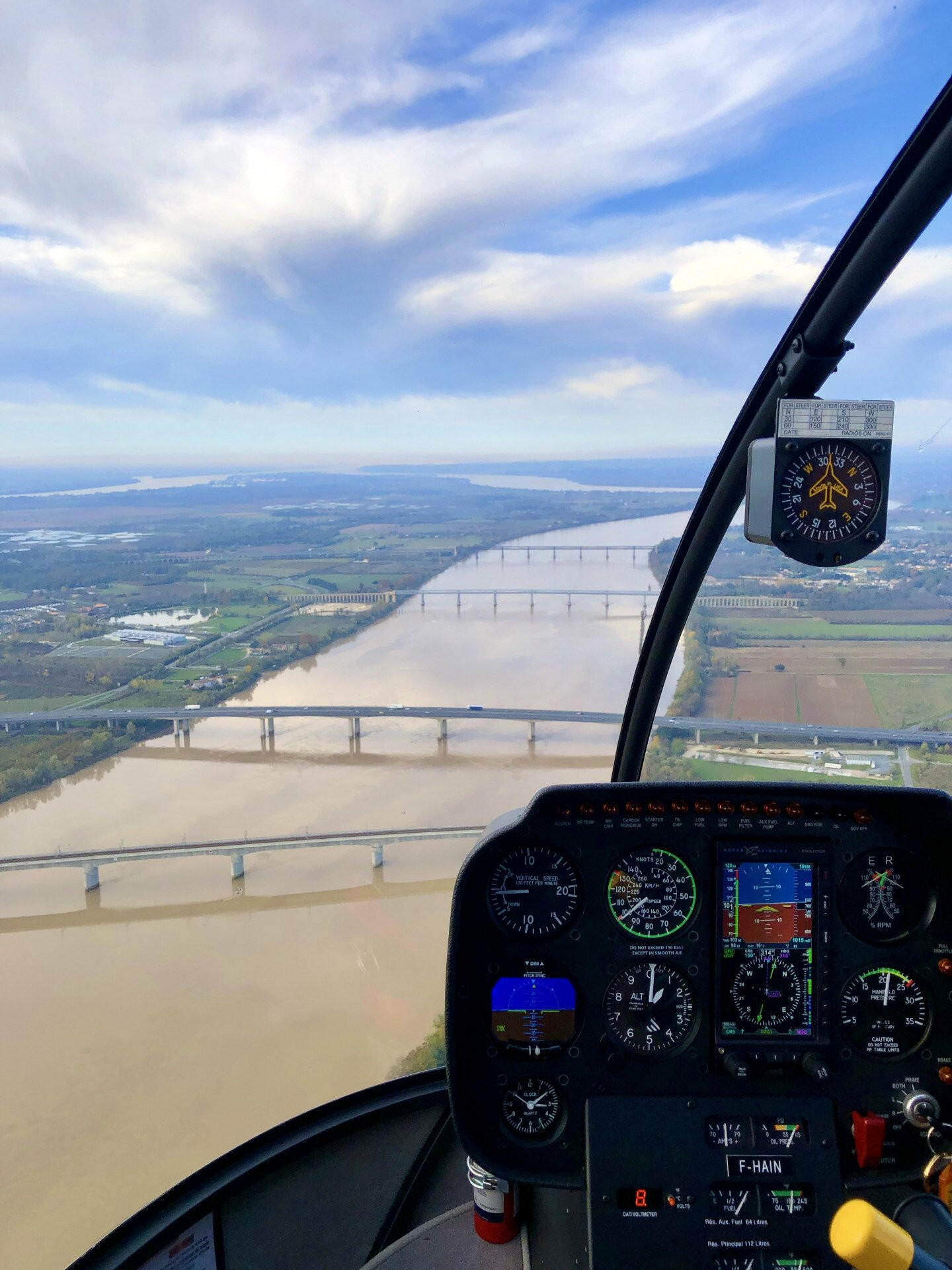 Découverte des châteaux du Medoc en hélicoptère 🍷