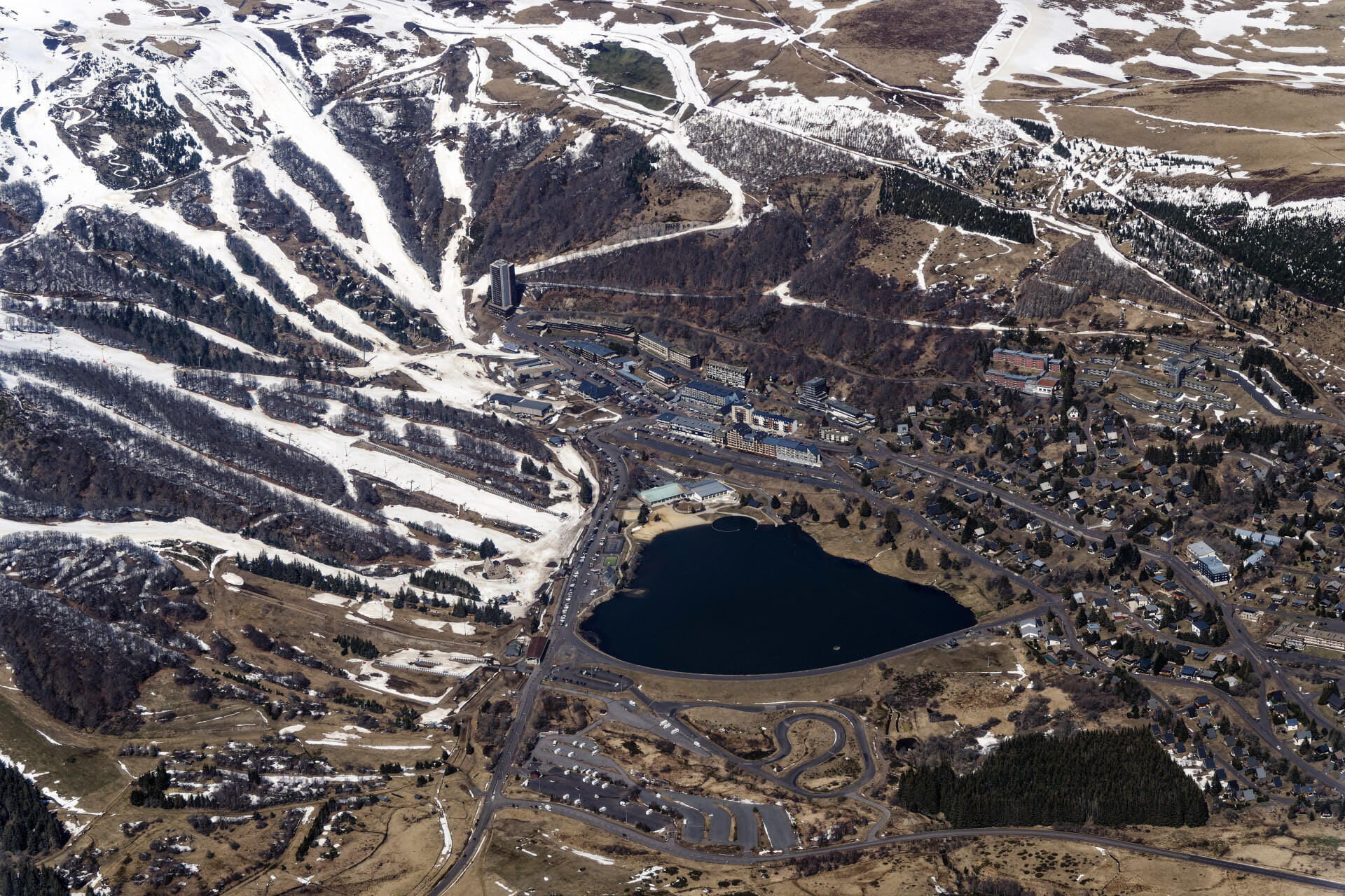 le lac du Chambon et Super Besse pour la station de ski en Auvergne