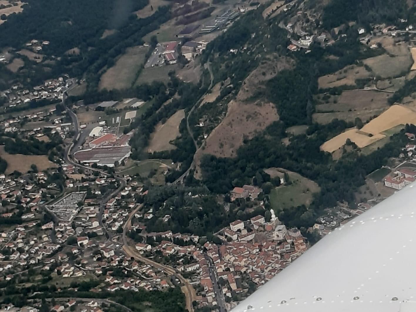 PUY EN VELAY avec la Sainte Vierge sur le droite en bas