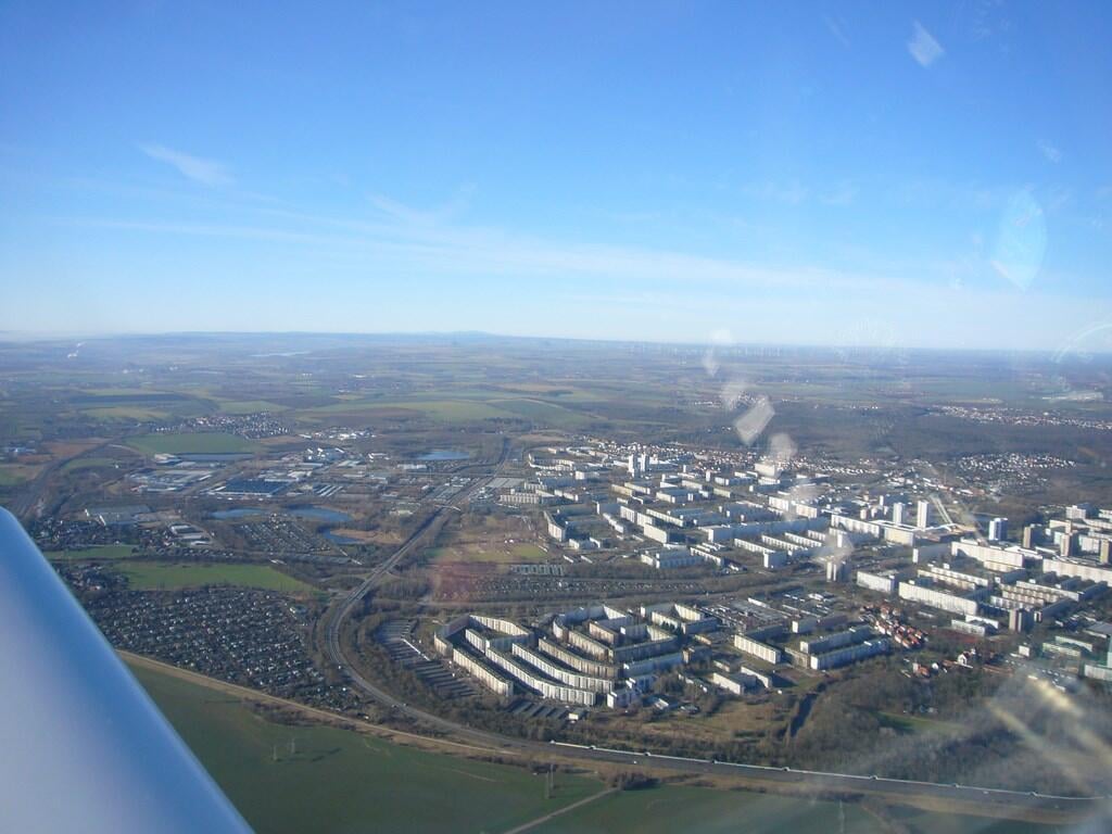 Blick zum Brocken über Halle-Neustadt