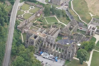 Ruines de l'Abbaye de Villers (c) https://blog.destinationbw.be/mon-vol-en-ulm/