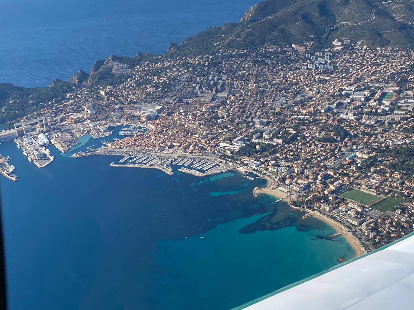 Rade de Marseille ras de l'eau, calanques, Sainte Victoire