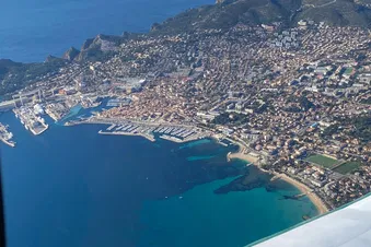 Rade de Marseille ras de l'eau, calanques, Sainte Victoire
