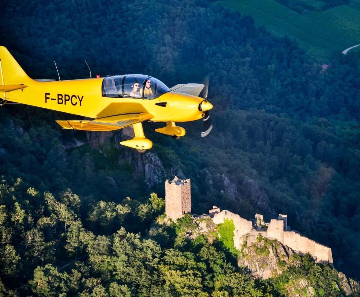 [1H] En Dr221 -> Vol sur les Vosges, ses châteaux & lacs.
