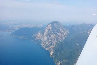 Alpenrundflug Traunsee–Höllengebirge–Attersee