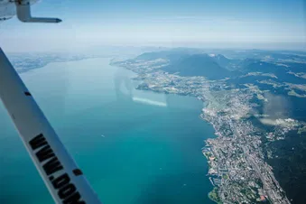 Le lac de Neuchâtel & le Creux du Van vus du ciel