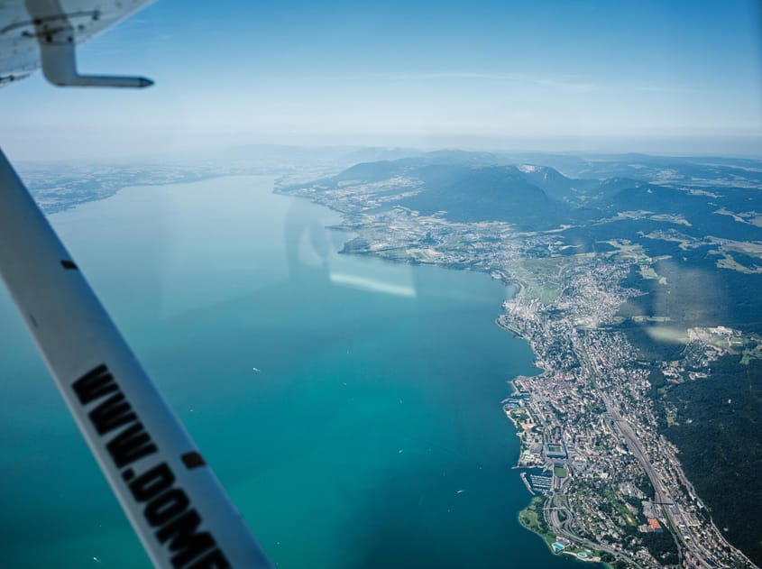 Le lac de Neuchâtel & le Creux du Van vus du ciel