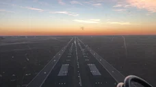 Flug in den Sonnenuntergang über Berlin
