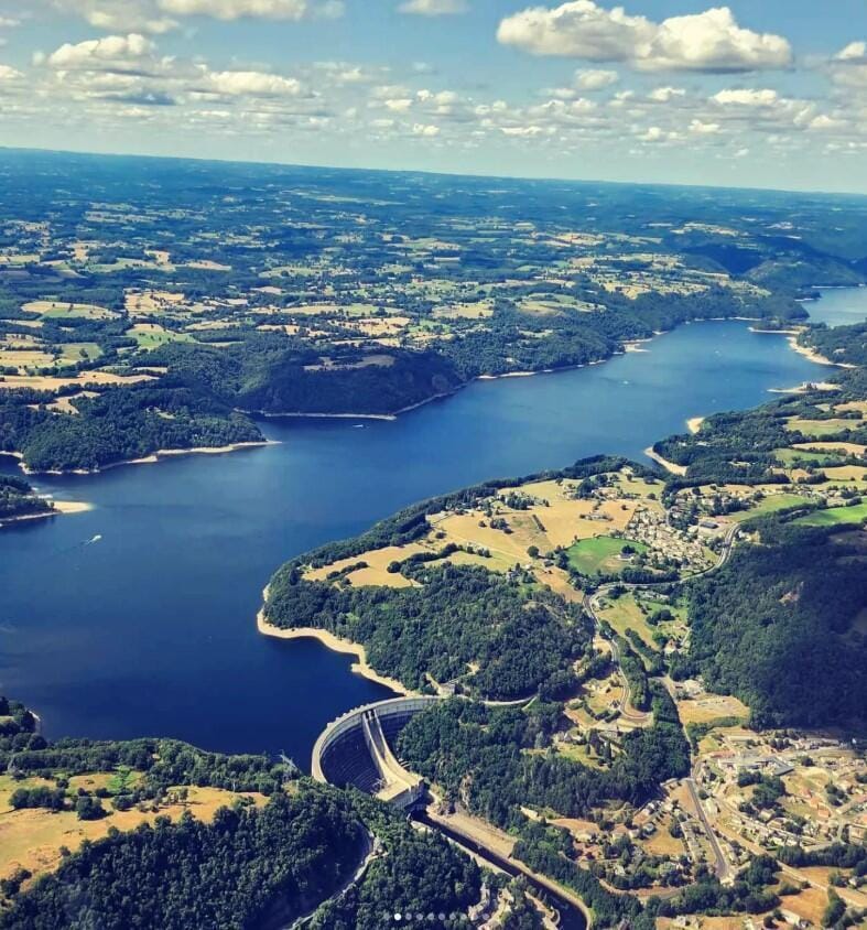 La Chaîne des Puys et le Château de Val vue du ciel