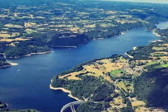 La Chaîne des Puys et le Château de Val vue du ciel