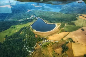 Eindrucksvolle Blicke von oben auf die Hohenwarte Talsperre