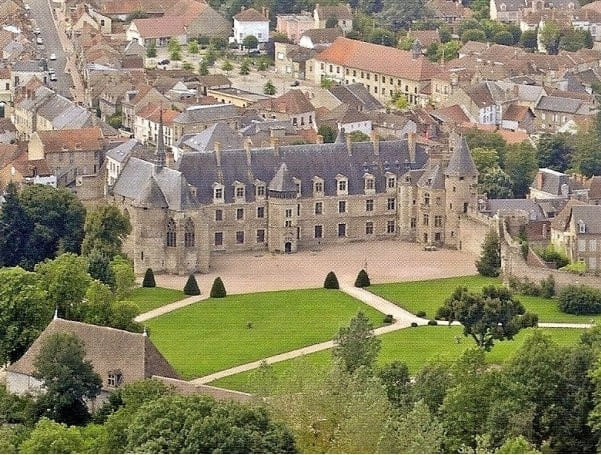 Survol des châteaux jalonnant la Vallée de la Besbre.
