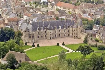 Survol des châteaux jalonnant la Vallée de la Besbre.