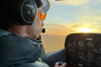 Flug gen Sonnenuntergang