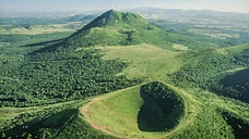 Survol de la chaîne des volcans d’Auvergne