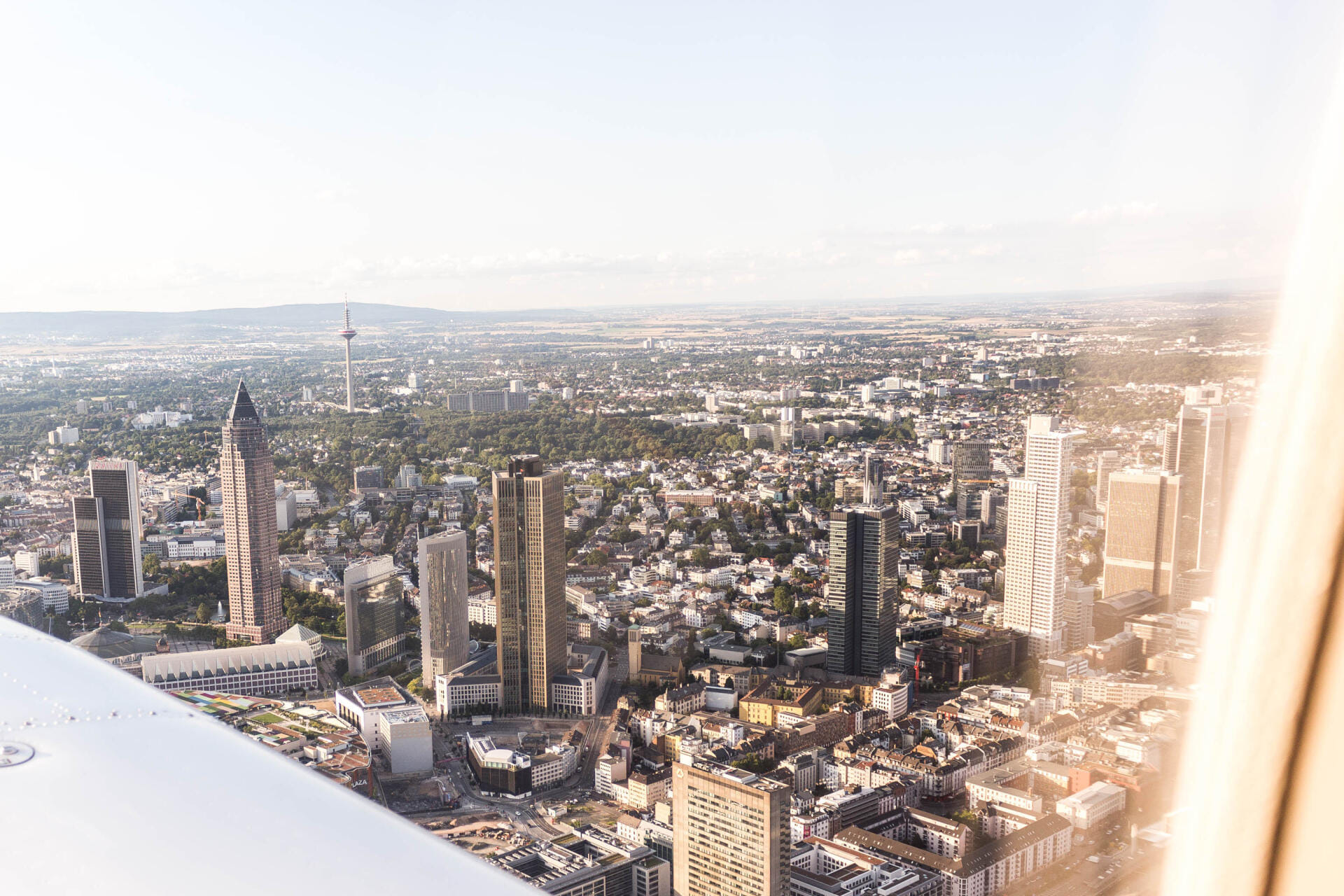 Rundflug über Frankfurt und Umgebung: Skyline, Main und Rheintal aus der Vogelperspektive