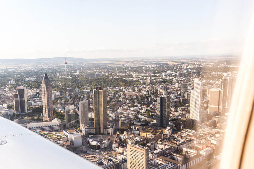 Rundflug über Frankfurt und Umgebung: Skyline, Main und Rheintal aus der Vogelperspektive