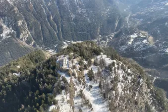 Balade aérienne au-dessus des forteresses secrètes des Alpes