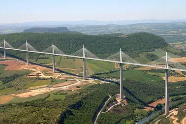 Survolez le Viaduc de Millau en avion privé !