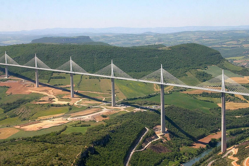 Survolez le Viaduc de Millau en avion privé !