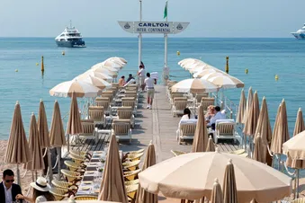 Allons déjeuner au Carlton !