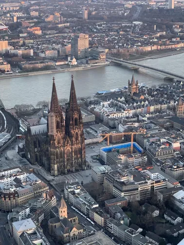 Rundflug über den Kölner Dom und über den Tagebau Garzweiler