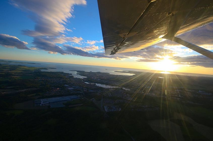 Fly over the beautiful landscape, take pictures, Cessna 172