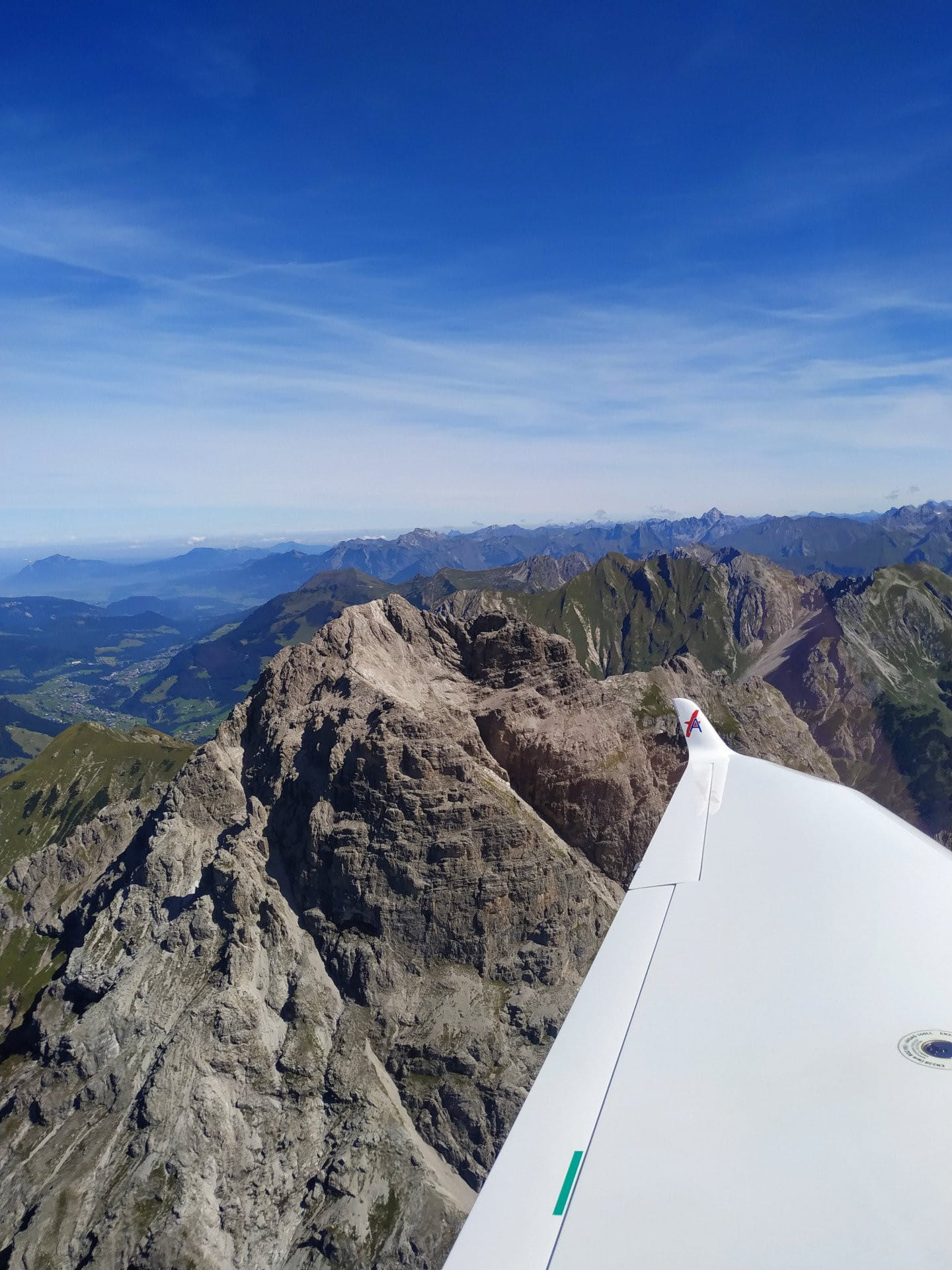 Flexibler Rundflug über die verschneite Berglandschaft