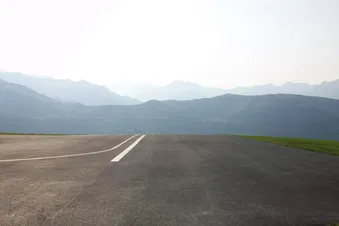 Escale à l'altiport 007 (via le Pic du Midi)