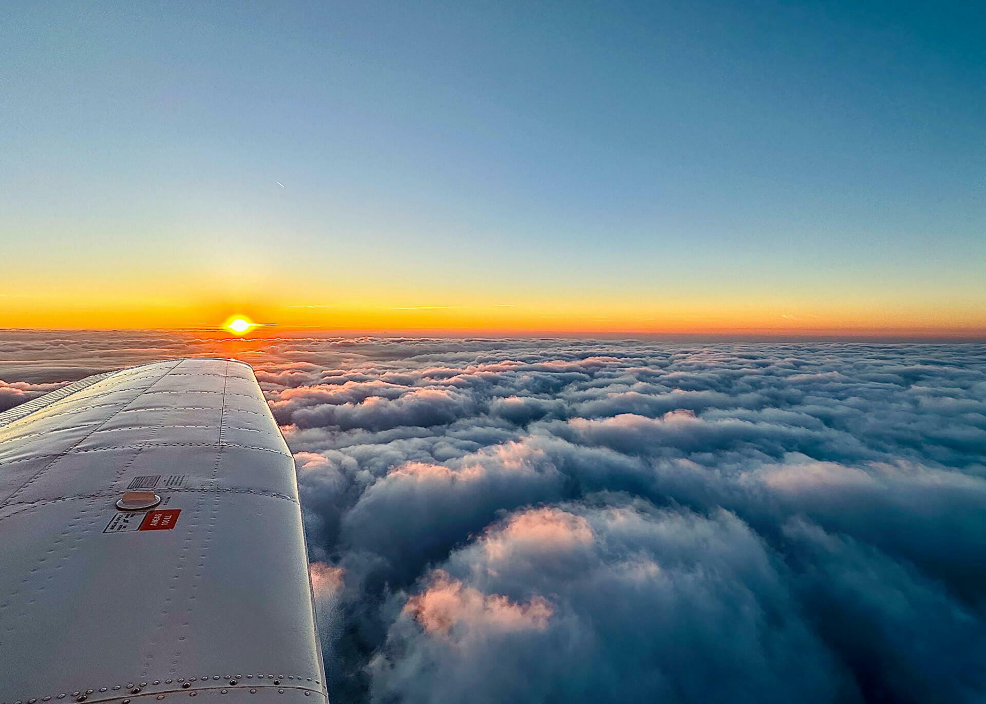 🌅✨ Luzerner Sonnenuntergangsflug – Romantik pur! 💕🛩️