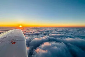 Hoch über den Wolken der Sonne entgegen