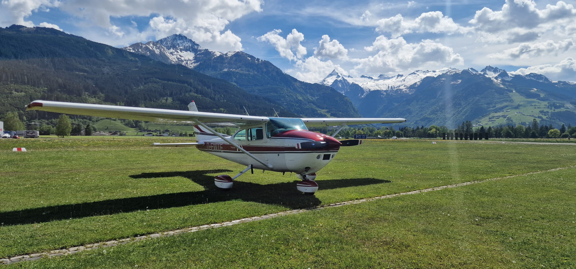 Cessna 182 DEWTE in Zell am See LOWZ