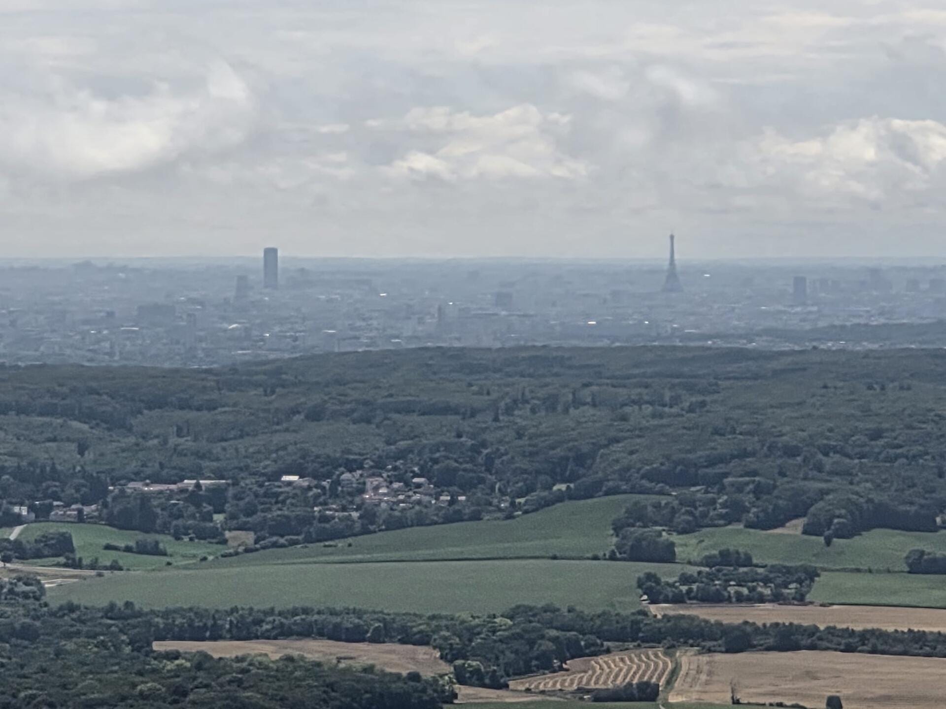 Vue de Paris à l'approche d'Enghien-Moisselles