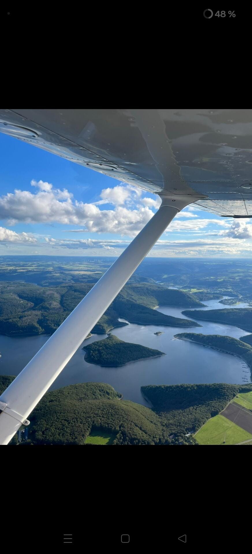 Rursee über den Hügeln in der Eifel