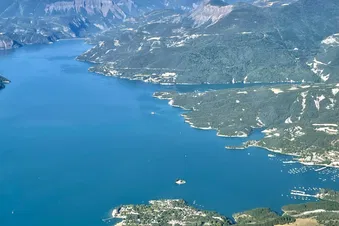 Le lac de Serre-Ponçon et le barrage en arrière plan