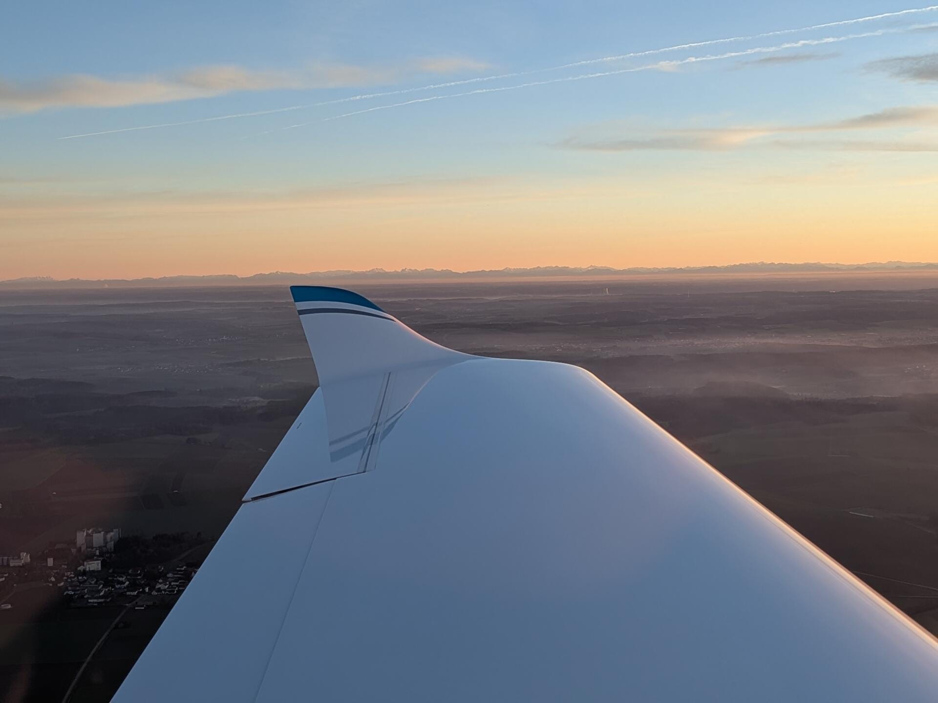 Sonnenuntergang mit Alpen im Hintergrund