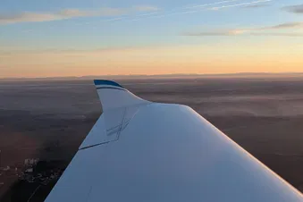 Sonnenuntergang mit Alpen im Hintergrund