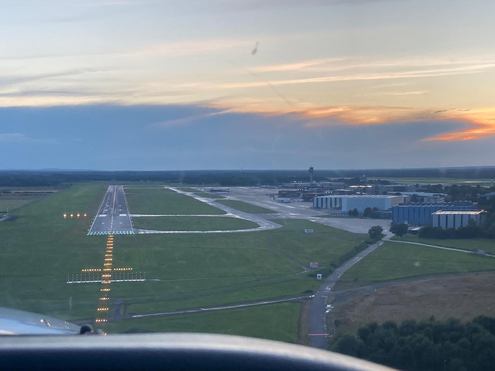 Im Anflug auf die Landebahn 09L in Hannover. Bei Bedarf schaltet der Tower die Beleuchtung der Landebahn ein.