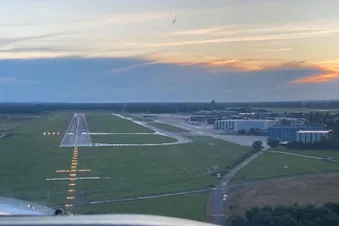 Im Anflug auf die Landebahn 09L in Hannover. Bei Bedarf schaltet der Tower die Beleuchtung der Landebahn ein.