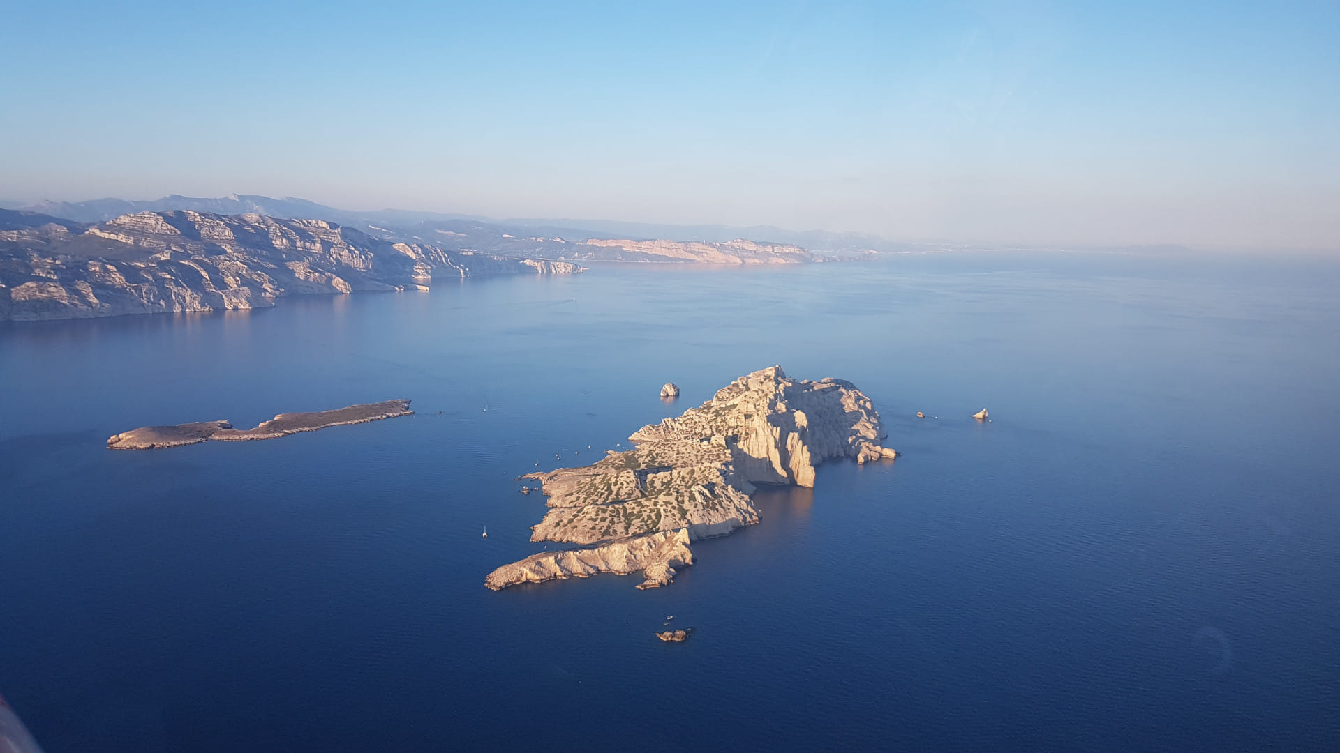 Rade de Marseille ras de l'eau, calanques, Sainte Victoire