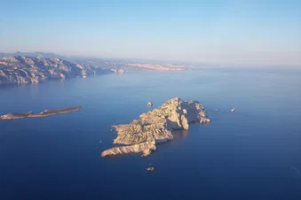 Rade de Marseille ras de l'eau, calanques, Sainte Victoire