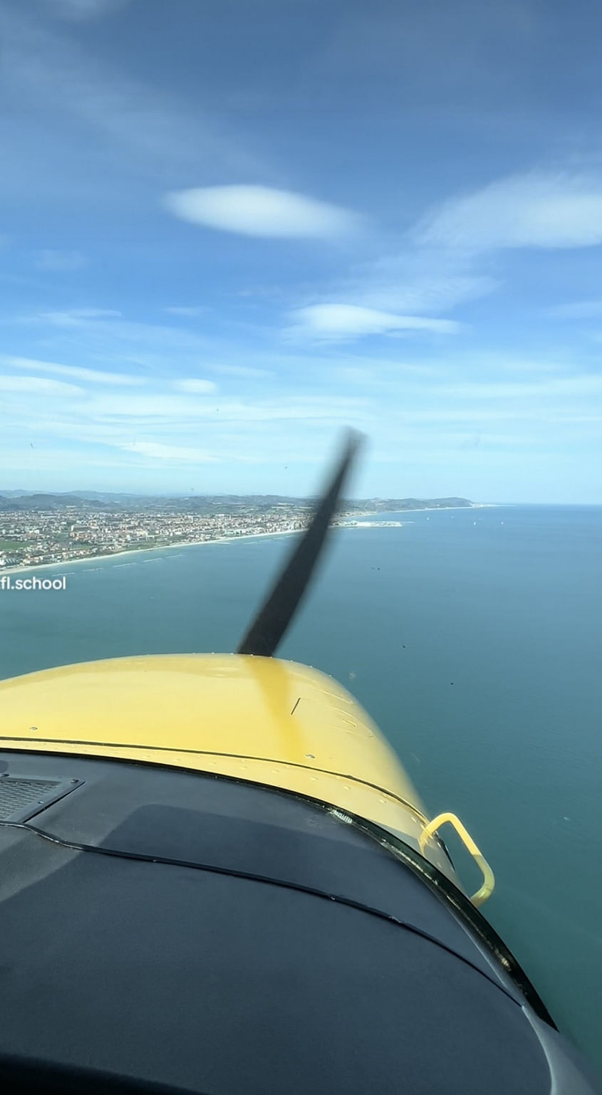 Volo lungo costa Adriatica sul mare