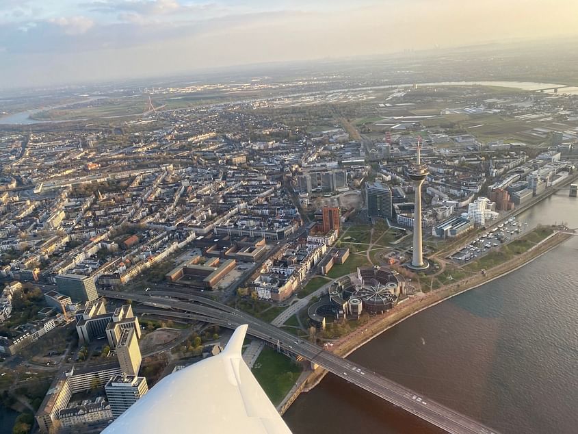 Rundflug über Düsseldorfer Flughafen, Altstadt und Rheinturm