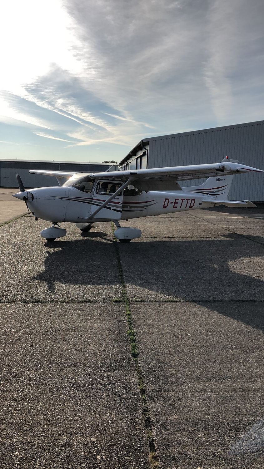 Hin- und Rückflug zum internationalen Flughafen Luxemburg