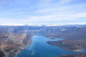 Lac de Sainte Croix avec les Alpes en toile de fond