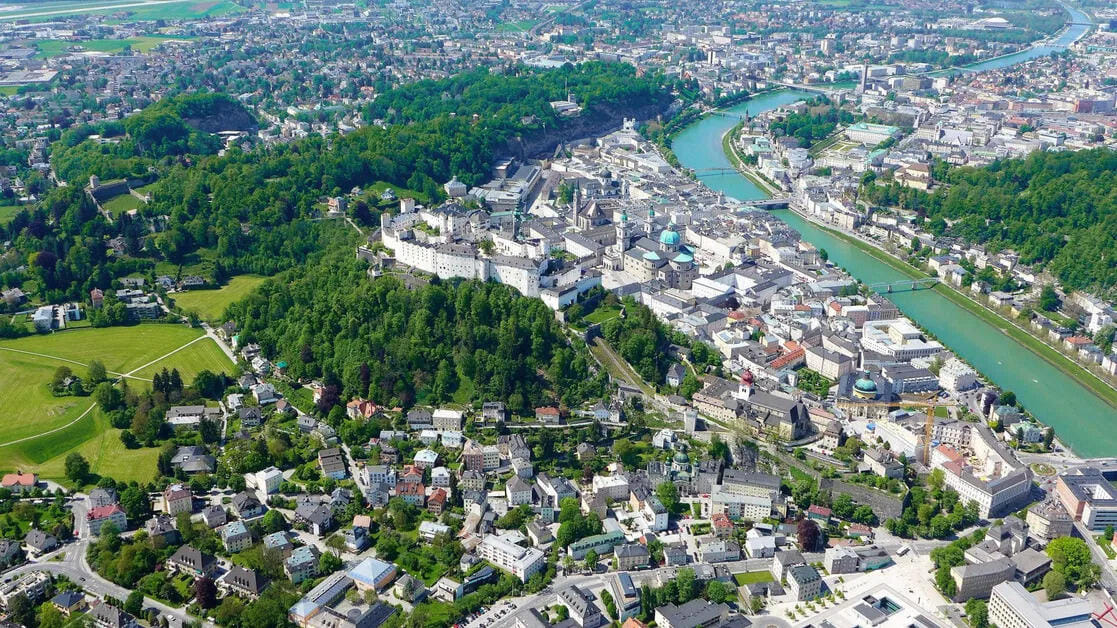 Panoramaflug über Salzburg: Altstadt, Hohensalzburg, Salzkammergut und Alpen