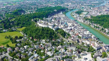 Panoramaflug über Salzburg: Altstadt, Hohensalzburg, Salzkammergut und Alpen