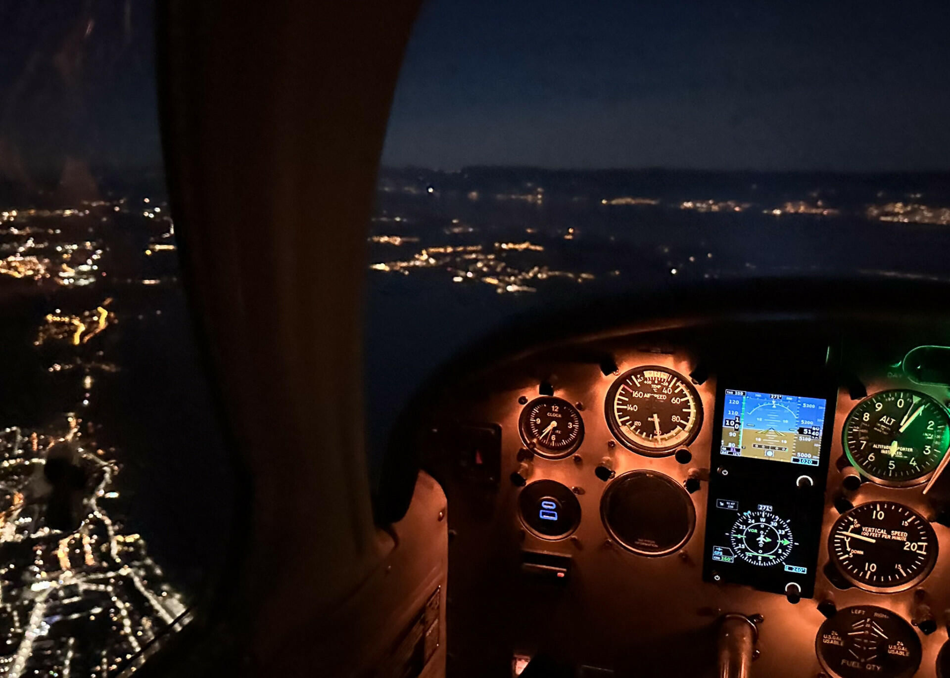 Blick ins beleuchtete Cockpit.