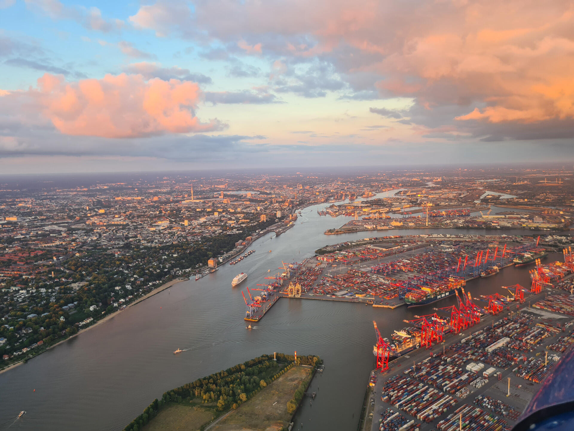 Sonnenuntergang mit Blick auf den Hamburger Hafen