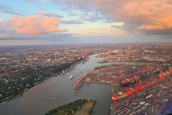 Sonnenuntergang mit Blick auf den Hamburger Hafen